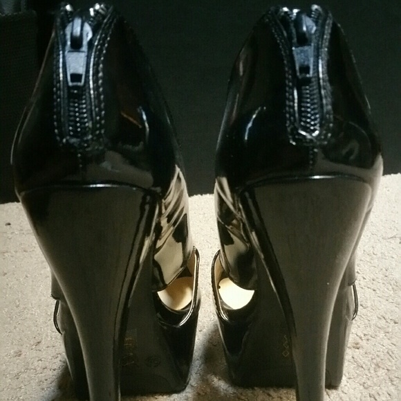 New w/o Black Patent Peeptoe Cutout booties - Picture 4 of 6